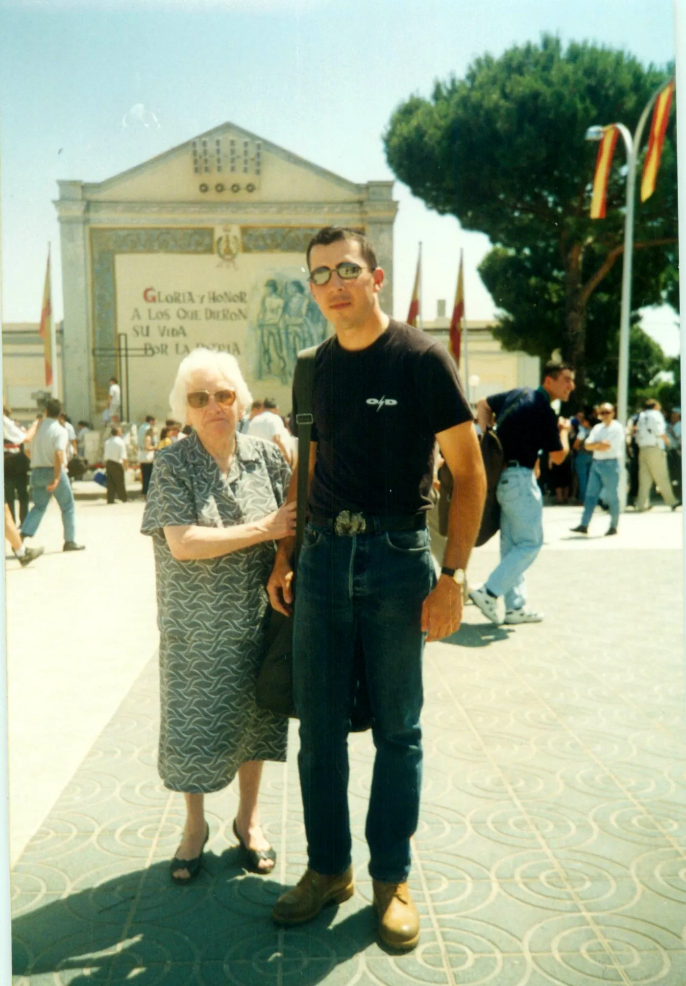 Agustín, de negro, junto a su abuela el día de la jura de bandera