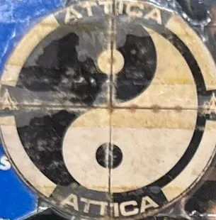 Pegatina redonda de Attica con un yin y yang.