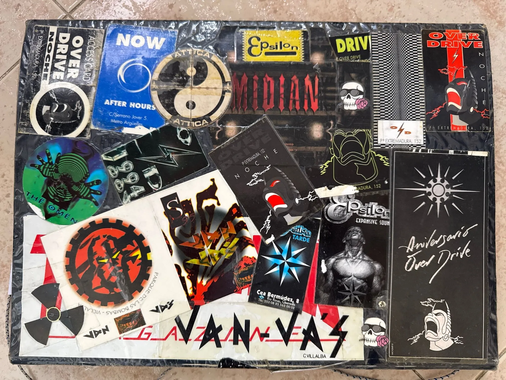 Contraportada de la carpeta con entradas y pegatinas de Over Drive, Epsilon, Now After Hours, Attica, Midian, The Omen y Van-Va’s.
