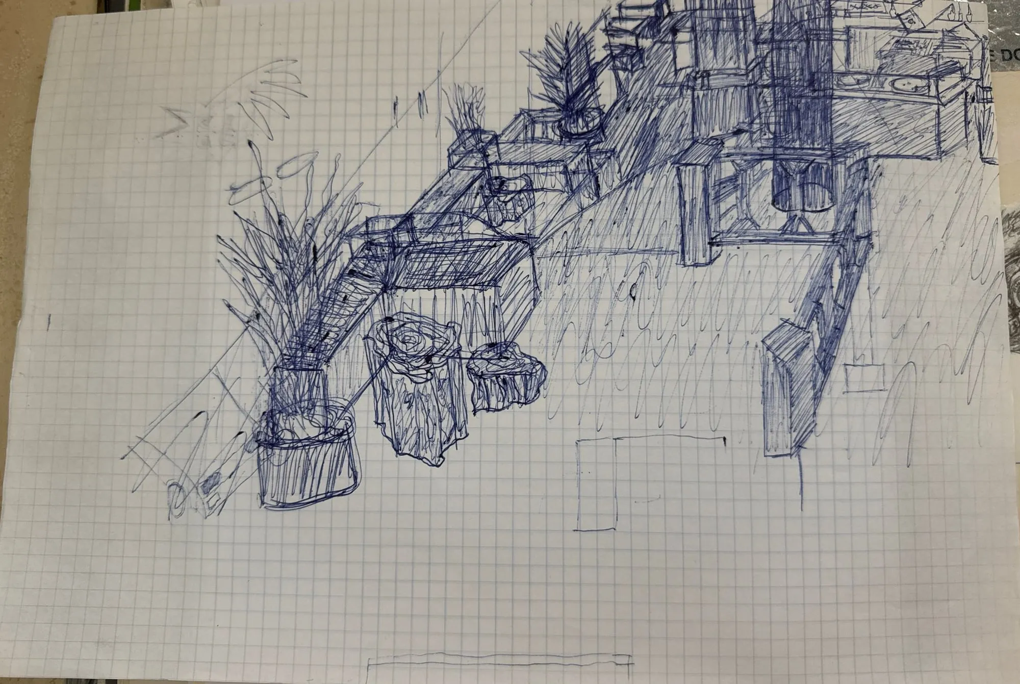 Dibujo a bolígrafo azul en papel cuadriculado: una discoteca por dentro, vista desde arriba, con una barra, plantas y taburetes hechos de troncos.