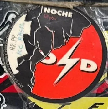 Pegatina redonda de Over Drive Noche con el logo O/D y el rayo.