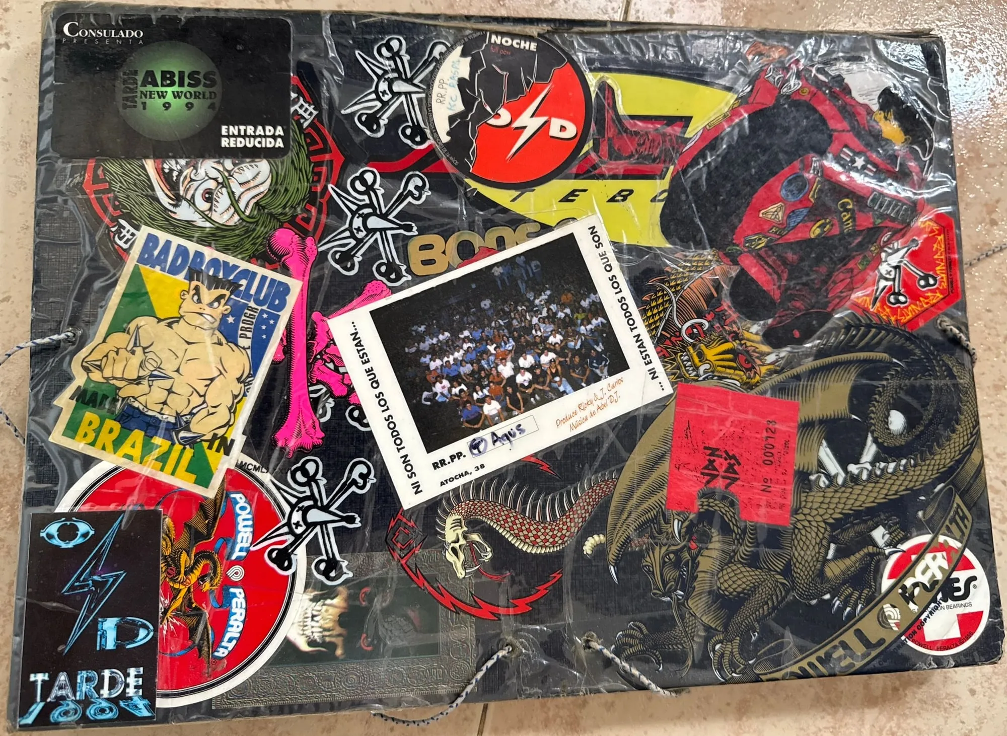 Portada de una carpeta de 1994 cubierta de entradas y pegatinas de discotecas