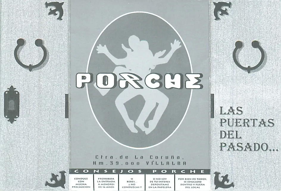 Otra publicidad de Porche en gris, con el logotipo sobre una puerta antigua y el texto Las puertas del pasado.