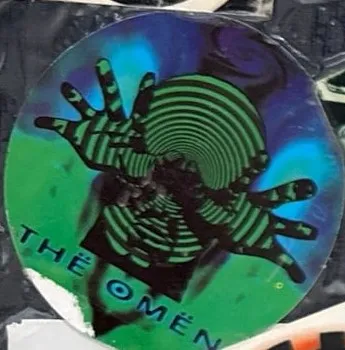 Pegatina redonda de The Omen, verde y azul, con una mano.